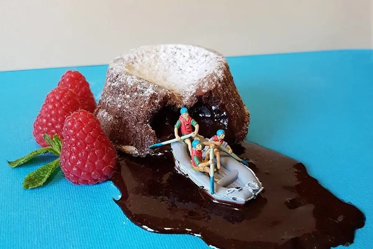 [Bintang] 10 Dessert Ini Dijadikan Wahana Mainan Miniatur Beraksi, Lucu!