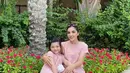 <p>Midi dress berwarna pink berbahan kaos ini sangat cocok untuk kembaran dengan anak, lho.&nbsp;(instagram/queenarsy)</p>