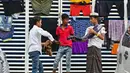 Pengungsi Rohingya menggantung cucian di area parkir gedung pemerintah setelah penduduk desa menolak kamp relokasi mereka di Banda Aceh, Rabu (13/12/2023). Sebanyak 137 pengungsi Rohingya yang ditolak warga, ditampung sementara di gedung serbaguna milik Pemerintah Aceh. (CHAIDEER MAHYUDDIN/AFP)