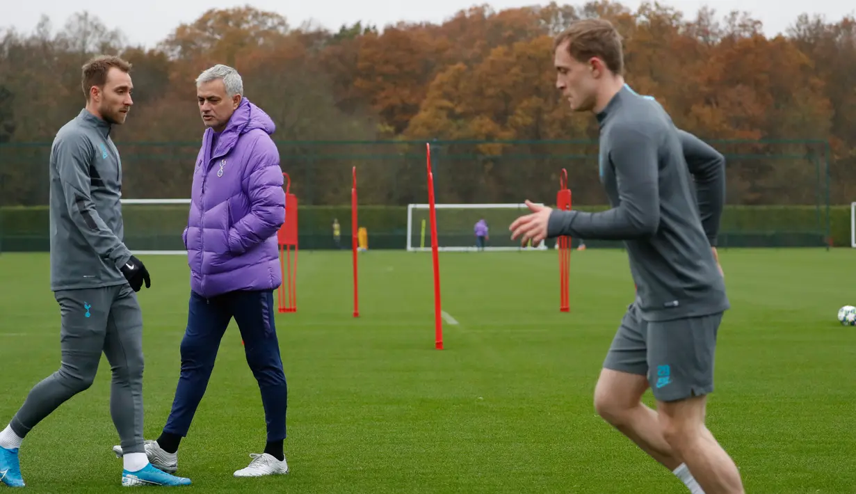Manajer Tottenham Hotspur Jose Mourinho (tengah) mengawasi anak asuhnya berlatih jelang menghadapi Olympiakos pada matchday kelima Grup B Liga Champions di London, Inggris, Senin (25/11/2019). Tottenham Hotspur akan menghadapi Olympiakos pada 27 November 2019. (AP Photo/Alastair Grant)