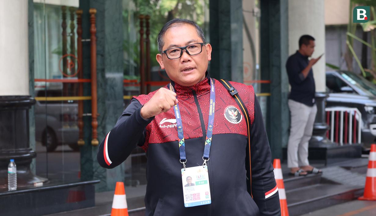 <p>Manajer Timnas Indonesia U-22, Sumardji, tampak bersemangat saat meninggalkan Hotel Phnom Penh menuju Stadion Olympic, Phnom Penh, Selasa (16/05/2023). (Bola.com/Abdul Aziz)</p>