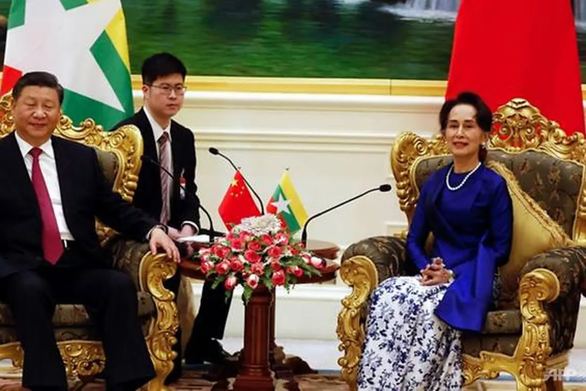 Presiden China Xi Jinping bersama dengan penasehat negara Myanmar Aung San Suu Kyi.