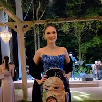 Lihat di sini tampilan Luna Maya di momen resepsi pernikahan kedua. Memukau dengan gaun berhias lukisan sang ayah. [@hagaipakan].