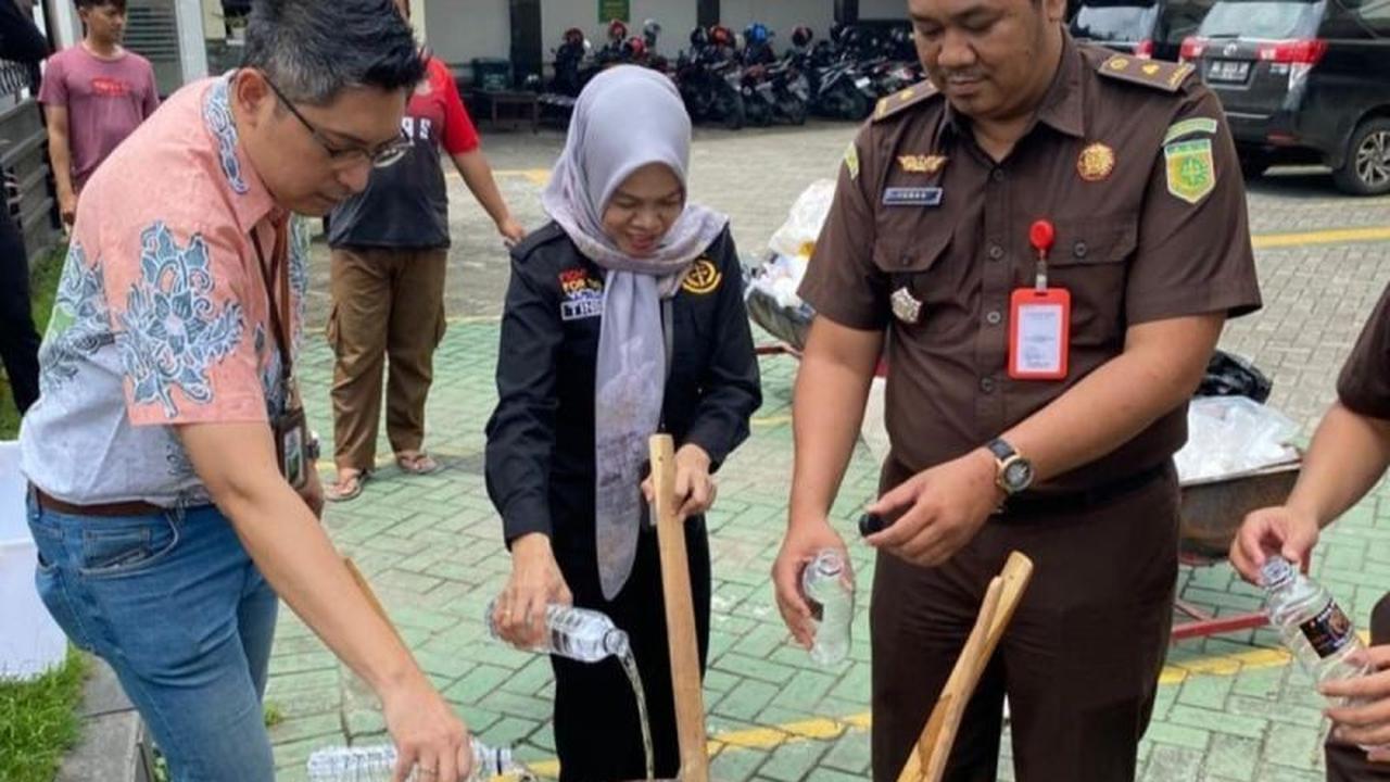 Pemusnahan Barang Bukti Tulungagung: Kejari Musnahkan Ratusan Item Perkara Inkracht