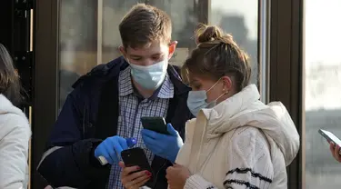 Petugas keamanan memeriksa sertifikat vaksinasi COVID-19 di pintu masuk mal kota di Kyiv, Ukraina, Senin (1/11/2021). Otoritas Kyiv memerintahkan orang memiliki sertifikat vaksinasi atau tes Corona untuk memasuki transportasi umum, pusat perbelanjaan, pusat olahraga dll. (AP Photo/Efrem Lukatsky)