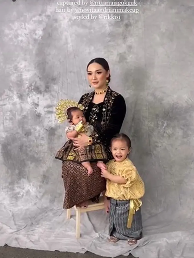 6 Potret Gaya Kompak Zaskia Gotik dan Buah Hati Pakai Busana Adat di Pemotretan Terbaru, Tanpa Sirajuddin Mahmud