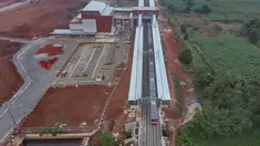 Foto udara memperlihatkan rangkaian KRL Commuter Line melintas di samping proyek pembangunan Stasiun Jatake, Pagedangan, Kabupaten Tangerang, Banten, Selasa (29/7/2025). (merdeka.com/Arie Basuki)