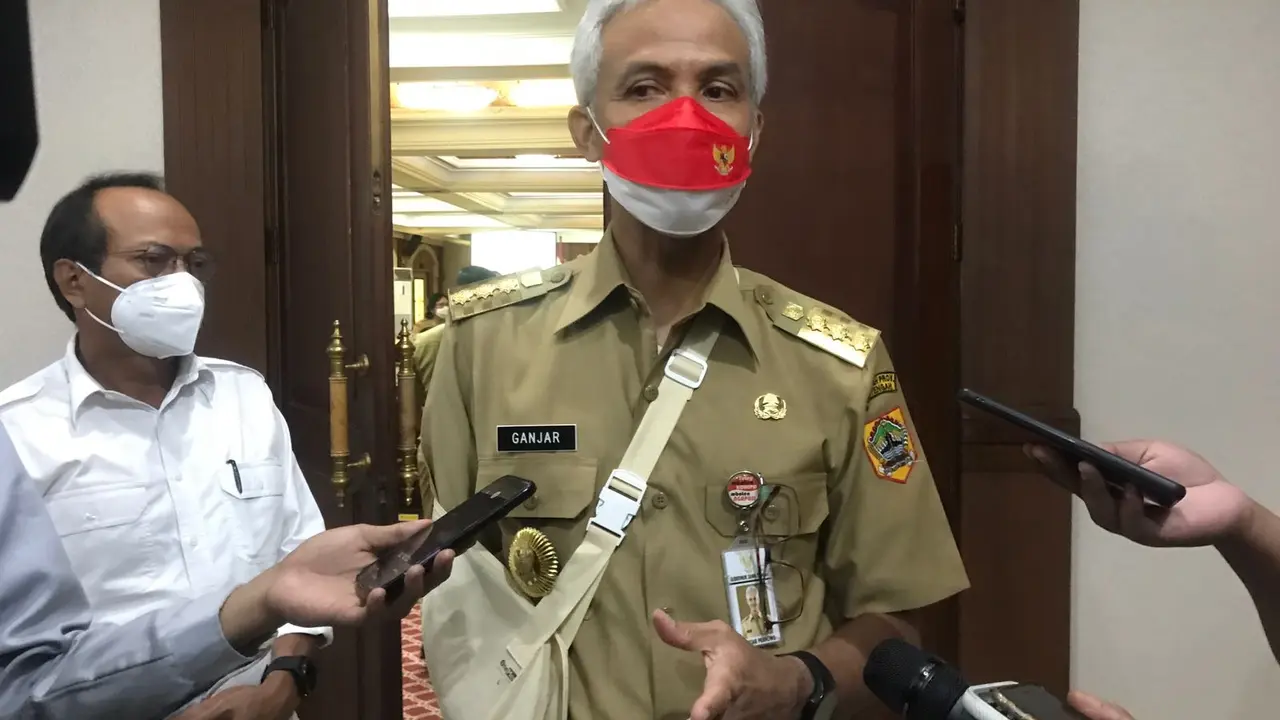 Foto Gubernur Jawa Tengah, Ganjar Pranowo Usai rapat terkait proyek pembangunan bendungan Bener