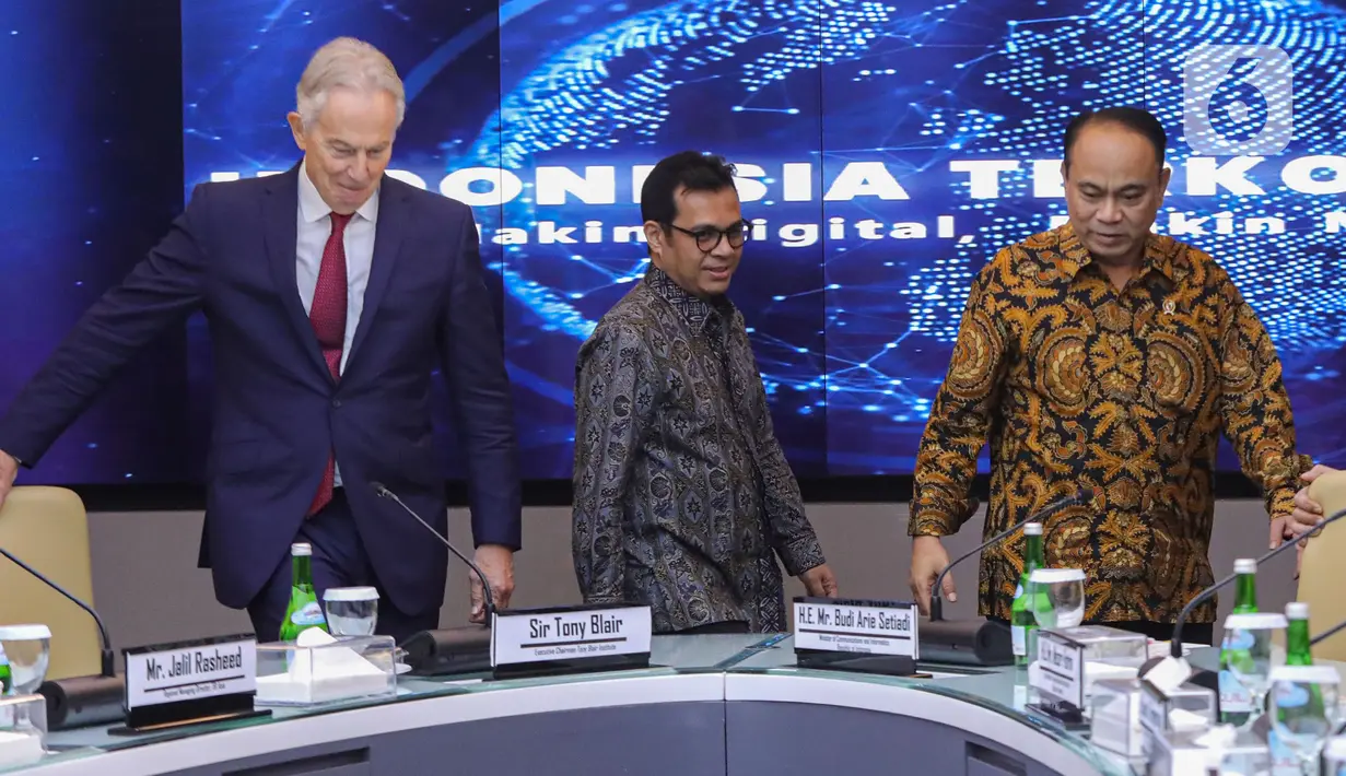 Menteri Komunikasi dan Informatika, Budi Arie Setiadi (kanan) sesaat sebelum berdiskusi bersama mantan Perdana Menteri Inggris yang juga Pendiri dari Organisasi Nirlaba Tony Blair Insitute, Tony Blair (kiri) di kantor Kementerian Komunikasi dan Informasi (Kominfo), Jakarta, Jumat (19/4/2024). (Liputan6.com/Angga Yuniar)