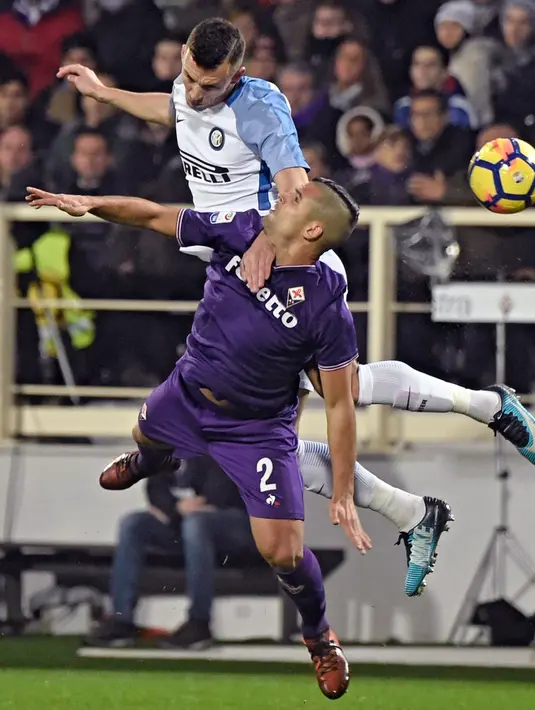 Duel pemain Fiorentina, Vincent Laurini (bawah) dan pemain Inter Milan, Ivan Perisic pada laga Serie A di Artemio Franchi Stadium, Florence, (5/1/2018). Inter bermain imbang 1-1 dengan Fiorentina. (Maurizio Degl'Innocenti/ANSA via AP)