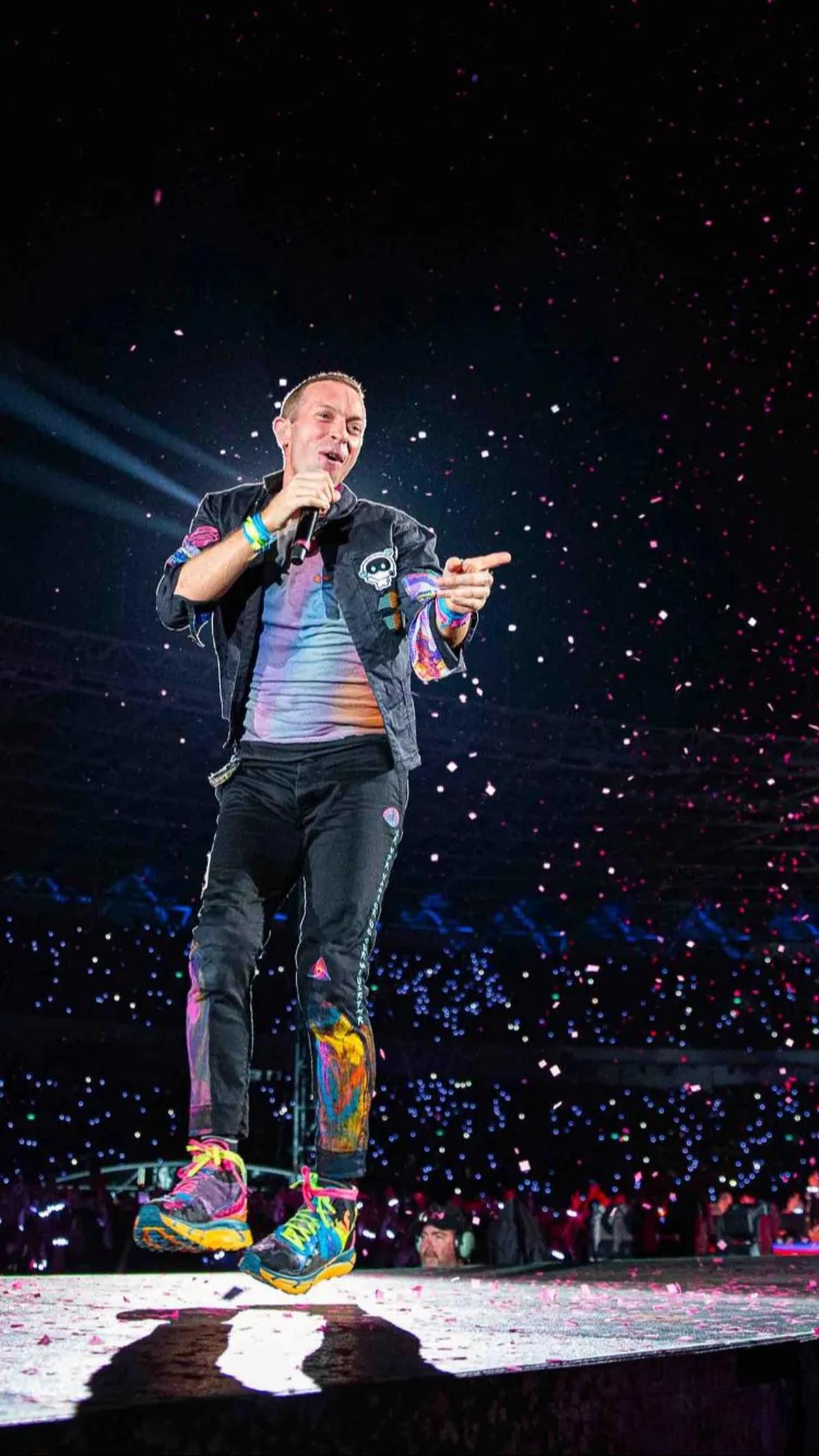 Penampilan sang vokalis, Chris Martin juga enerjik dan memukau.