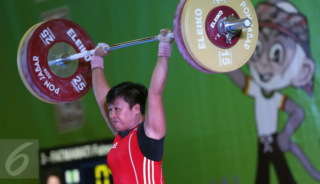 Lifter Riau, Fatmawati melakukan angkatan clean and jerk kelas 58kg PON XIX Jabar di Gymnasium Si Jalak Harupat, Kab Bandung, Rabu (21/9). Fatmawati meraih perak dengan total angkatan 190kg. (Liputan6.com/Helmi Fithriansyah)