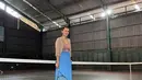 <p>Perdana main tennis, Paula tampil sporty chic memadukan jaket berwarna mocha dengan tank top berwarna pink salem dan rok plisket berwarna biru. Makin kece dengan sneakers nuansa putih kuning. (Instagram/paula_verhoeven).</p>