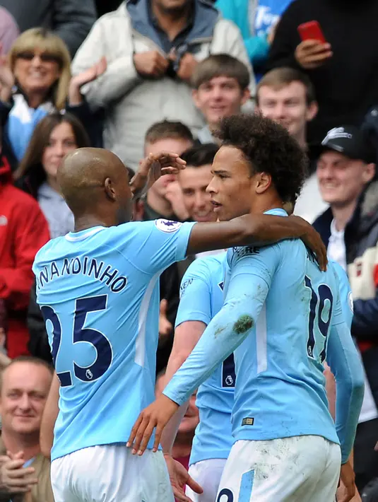 Pencetak gol Manchester City Leroy Sane (kanan) dan rekan setimnya Fernandinho merayakan gol keempat tim mereka saat pertandingan Liga Inggris di Stadion Etihad, Manchester (9/9). (AP Photo/Rui Vieira)