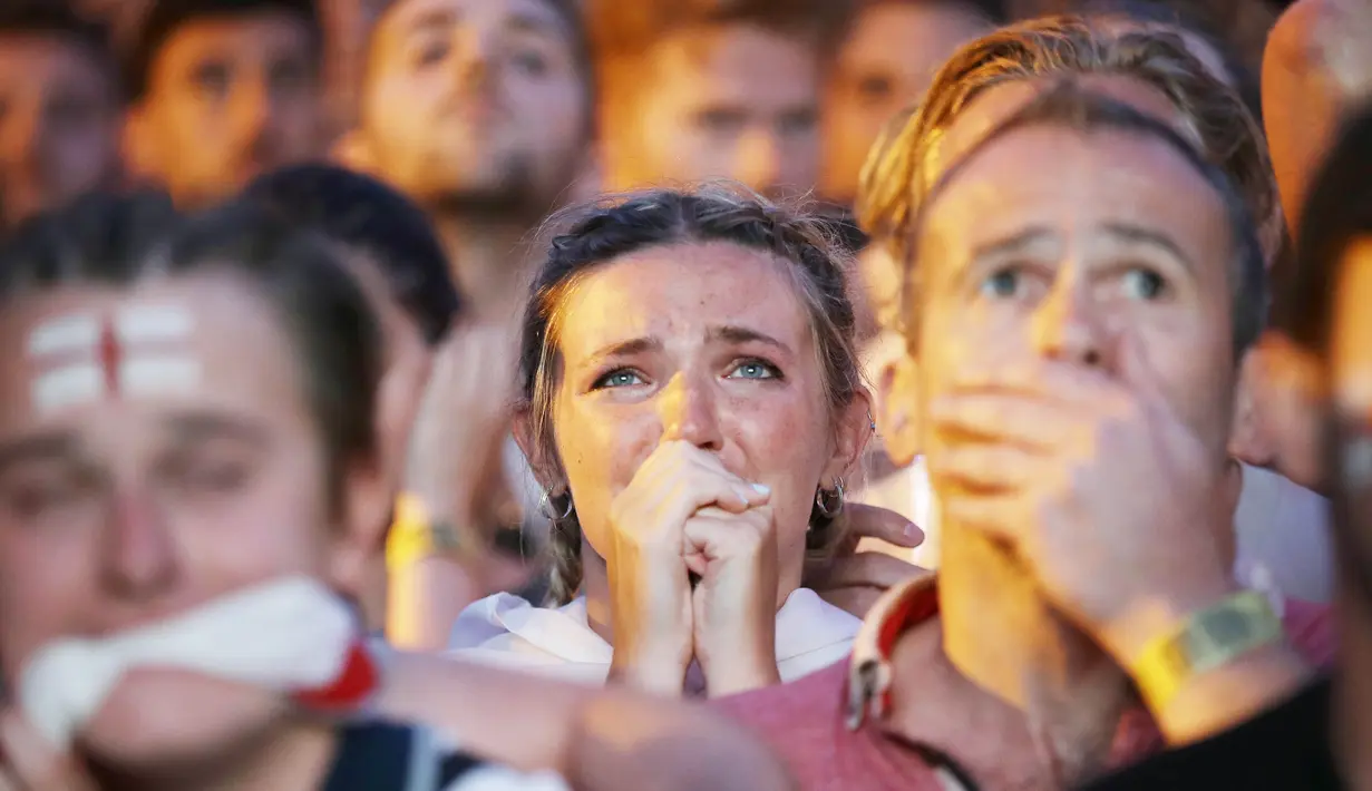Fans tampak sedih usai timnas Inggris gagal melaju ke final Piala Dunia di  Flat Iron Square, London, Rabu (11/7/2018). Kroasia menang 2-1 atas Inggris. (AP/Luca Bruno)