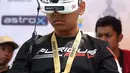 Seorang pilot muda mengendalikan drone balapnya dengan kacamata headset FPV selama acara FAI Drone Racing World Cup di Denpasar di pulau resor Indonesia Bali (7/4). (AFP Photo/Sonny Tumbelaka)