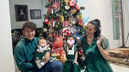 Dikaruniai anak kedua pada 1 Oktober 2023 lalu, perayaan Natal Nadine Chandrawinata dan Dimas Anggara jadi terasa lengkap. Pasangan yang menikah pada tahun 2018 ini selaras dengan busana warna hijau, begitu juga dengan kedua anaknya. Menikah beda agama, namun keduanya selalu merayakan hari besar agama masing-masing dengan toleransi tinggi dan penuh kebahagiaan. (Liputan6.com/IG/@nadinelist)