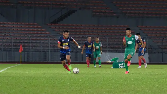 Saddil Ramdani (kiri) beraksi ketika Sabah FC menang 3-0 atas Kuching City FC dalam laga uji coba pada Minggu (28/3/2021).