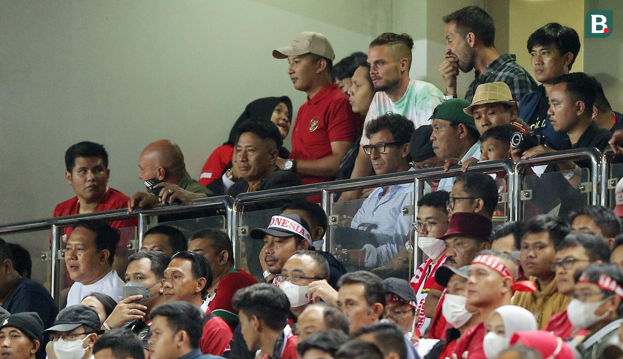 Pelatih Persib Bandung, Luis Milla menyempatkan waktunya untuk menyaksikan pertandingan Timnas Indonesia melawan Curacao dari tribune VVIP Stadion Gelora Bandung Lautan Api, Sabtu (24/9/2022). (Bola.com/Bagaskara Lazuardi)