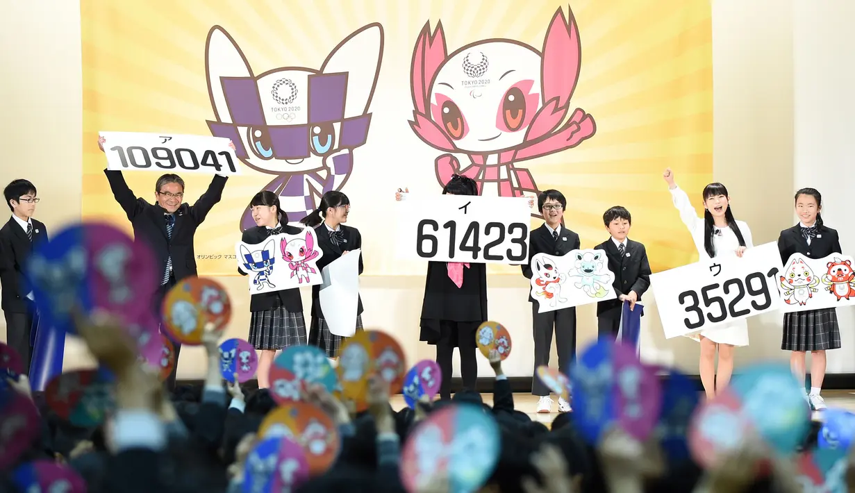 Pemungutan suara siswa sekolah dasar dalam menentukan maskot resmi untuk Olimpiade dan Paralimpiade 2020 di Tokyo, Jepang, Rabu (28/2/2018). Panitia telah menentukan dua karakter yang menjadi maskot Olimpiade dan Paralimpiade 2020. (Toru YAMANAKA/AFP)