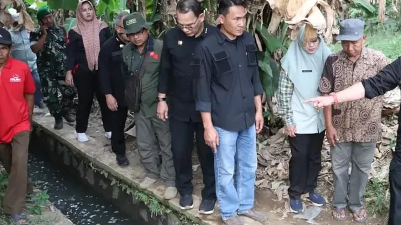 "Sumber pencemaran ada limbah peternakan, pertanian, industri, limbah cair domestik, limbah dari perikanan, sedimentasi, dan terakhir persampahan. Kerusakan di DAS Citarum ini ada lahan kritis, alih fungsi lahan, dan banjir," ucap Luhut.