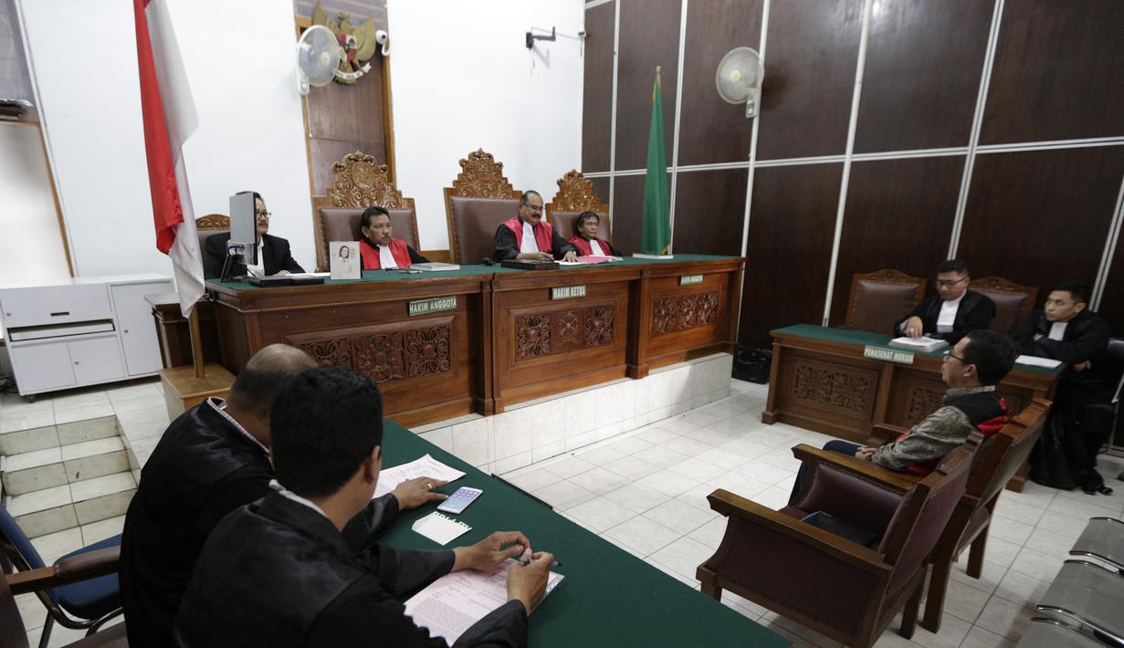 Mantan Plt Ketua Umum PSSI, Joko Driyono, menjalani sidang perdana di PN Jakarta Selatan, Senin (6/5). Joko Driyono tersandung kasus perusakan barang bukti terkait pengaturan skor. (Bola.com/M Iqbal Ichsan)