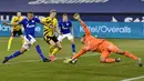 Striker Borussia Dortmund, Erling Haaland (tengah) mencetak gol keempat timnya ke gawang Schalke dalam laga lanjutan Liga Jerman 2020/21 pekan ke-22 di Veltins Arena, Sabtu (20/2/2021). Borussia Dortmund menang 4-0 atas Schalke. (AP/Martin Meissner/Pool)