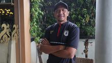 Jurnalis Bola.com, Hery Kurniawan melakukan wawancara eksklusif dengan Rahmad Darmawan di Hotel Blue Sky Petamburan, Jakarta pada Rabu (10/12/2025). (Bola.com/Abdul Aziz)
