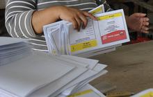 FOTO: Dari Total 33.727.852 Surat Suara Pemilu 2024, Tersisa 12.631.303 Lagi yang Belum Dilipat dan Disortir