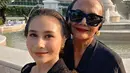 Mengikuti Kirab Pusaka, Prilly Latuconsina tampil cantik dengan makeup bernuansa coral yang simple [@prillylatuconsina96]
