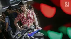 SPG berpose di samping motor yang dipamerkan di IIMS 2019 di JIExpo Kemayoran, Jakarta, Kamis (25/4). Sama seperti pameran automotif internasional lainnya, ajang IIMS 2018 ini sejumlah perusahaan otomotif menggunakan jasa SPG guna menarik perhatian pengujung. (Liputan6.com/Faizal Fanani)