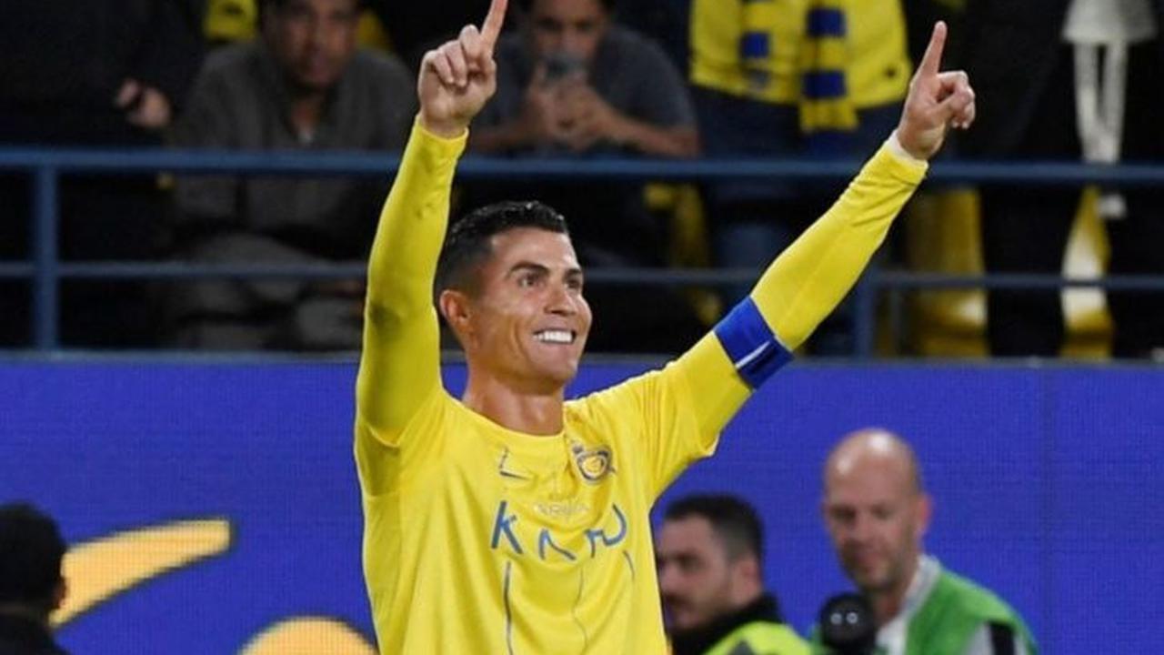 Tiga gol tersebut dicetak Ronaldo saat bermain untuk Al Nassr pada laga melawan Al Tai di Liga Arab Saudi 2023/2024, Minggu (31/3/2024) dini hari. Foto: REUTERS / Stringer<br>