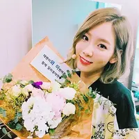 Sedang melakukan syuting drama berjudul “Lipstick Prince”, kejutan berupa mobil minuman itu sungguh mengejutkan bagi Heechul.  (Instagram/taeyeon_ss)