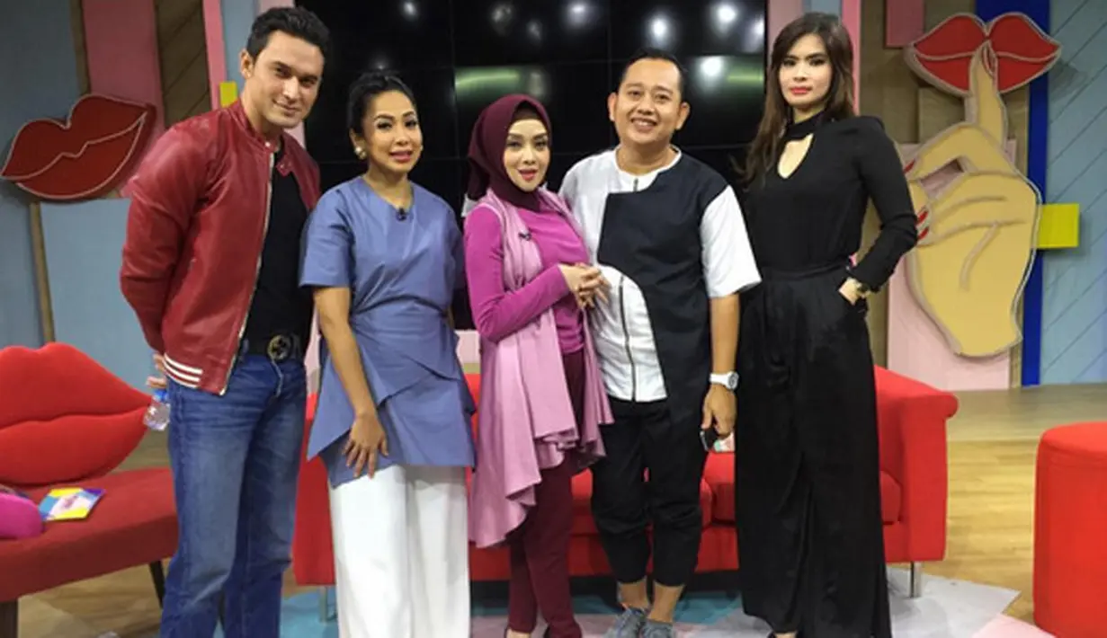 "Aku gak tahu kalau rasa (trauma) bahwa mungkin lebih gini ya, mungkin lebih memberikan peluang untuk tersakiti. Itu tidak akan semakin sempit atau tidak ada peluang untuk tersakiti atau dimanfaatkan," kata Terry Putri. (Instagram/terryputri)