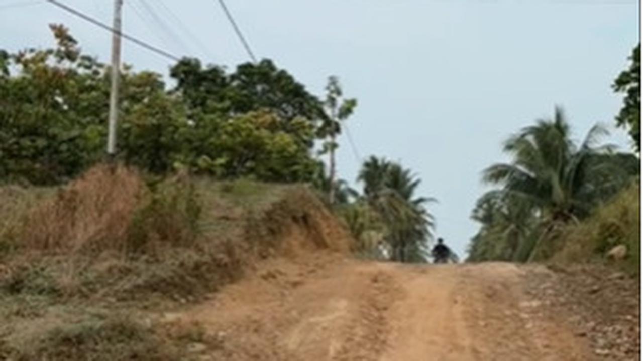 Meski merupakan perbatasan negara, terlihat jalanan yang memprihatinkan terbentang di sepanjang area gerbang ini.