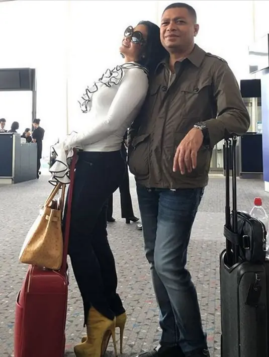 Krisdayanti dan Raul Lemos saat transit di Hongkong International Airport. KD tampak bersandar manja di bahu Raul. (instagram.com/raullemos06)