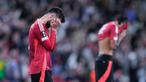 Pemain Manchester United, Bruno Fernandes, tertunduk lesu setelah ditaklukkan Tottenham Hotspur pada laga final Liga Europa di Stadion Mames, Bilbao, Spanyol, Kamis (22/5/2025). (AP Photo/Bernat Armangue)
