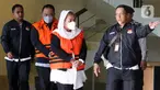 Wali Kota Semarang, Hevearita Gunaryanti Rahayu alias Mbak Ita (ketiga kiri) dan suaminya yang menjabat sebagai Ketua Komisi D DPRD Provinsi Jawa Tengah, Alwin Basri (kedua kiri) diborgol serta mengenakan rompi tahanan usai menjalani pemeriksaan di Gedung Merah Putih Komisi Pemberantasan Korupsi (KPK), Jakarta, Rabu, (19/2/2025). (Liputan6.com/Herman Zakharia)