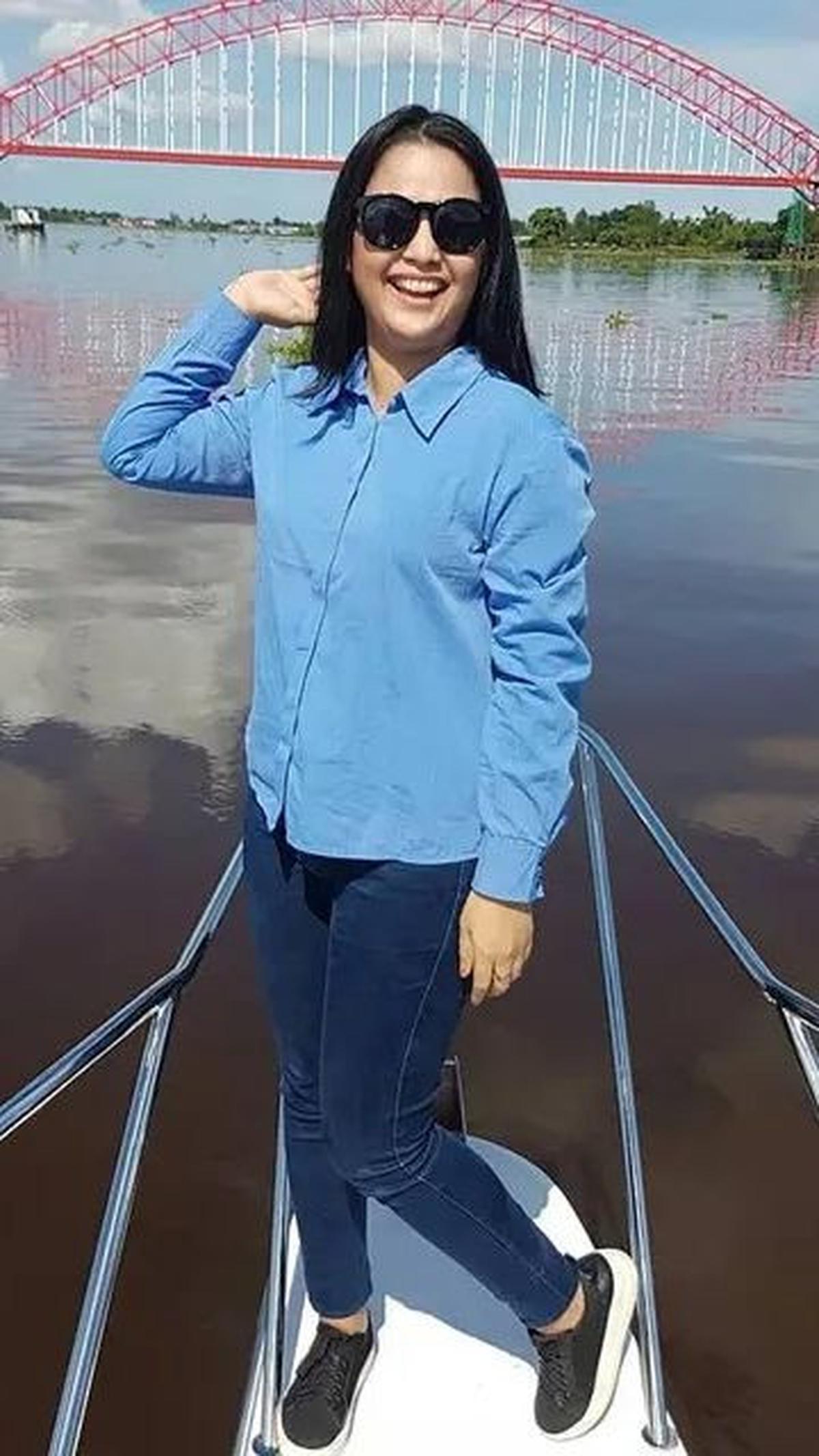 Penampilan cerah Dewi Sri Astuti dengan gaya sederhana selalu menjadi sorotan netizen, memperlihatkan daya tariknya yang menawan.