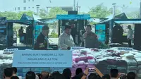Momen Prabowo Cek Barang Bukti hingga Ikut Musnahkan 214,84 Ton Narkoba Hasil Tangkapan Polri