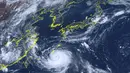 Badan Meteorologi Jepang mengatakan topan sedang menuju ke Laut China Timur, tetapi mungkin mengubah arah dan kembali ke Jepang akhir pekan ini. (Courtesy of National Institute of Information and Communications Technology (NICT) via AP)
