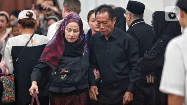 Dipenuhi Artis dan Musisi, Suasana Haru Selimuti Rumah Duka Titiek Puspa