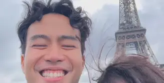 Vidi Aldiano dan Sheila Dara di depan Menara Eiffel. [Foto: Instagram/vidialdiano]