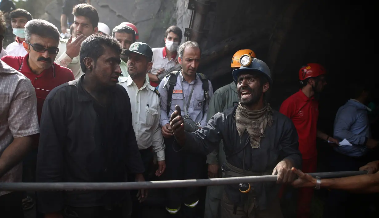 Petugas dibantu warga setempat berusaha menyelamatkan penambang batu bara yang terjebak di dalam tambang di Azadshahr, Iran (3/5). Sedikitnya 35 pekerja tambang tewas akibat ledakan tersebut. (Mostafa Hassanzadeh/Tasnim News/AFP)