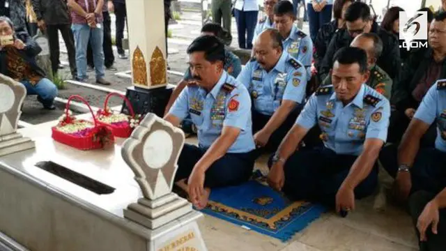 Mengawali kariernya sebagai Panglima TNI, Hadi berziarah ke makam Jenderal Soedirman di TMP Kusumanegara, Yogyakarta.
