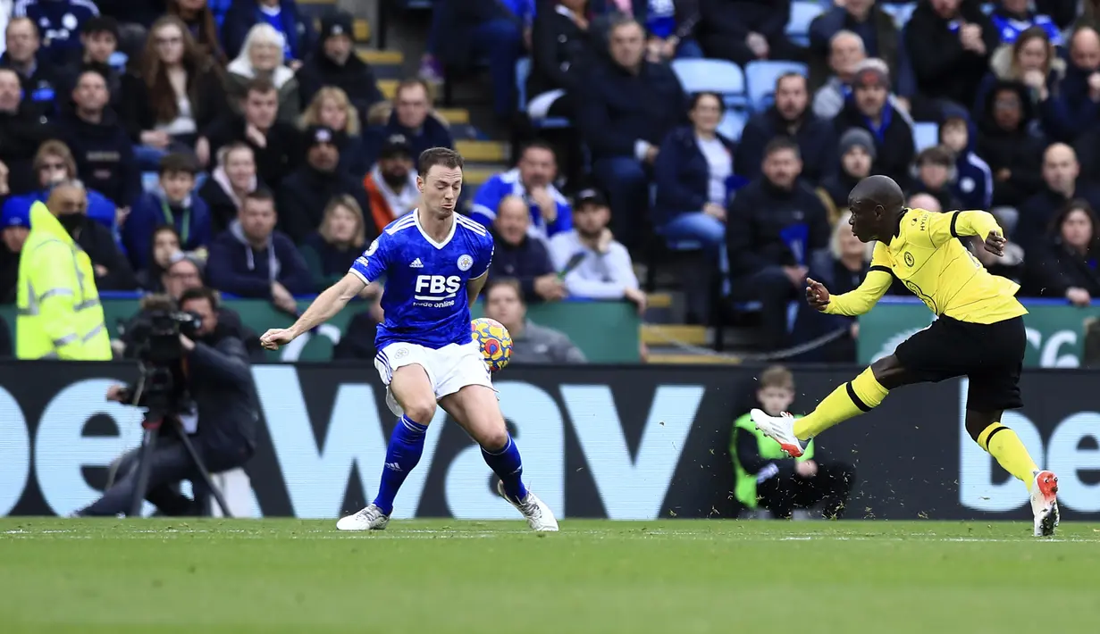 Pemain Chelsea N'Golo Kante (kanan) mencetak gol ke gawang Leicester City pada pertandingan sepak bola Liga Inggris di King Power Stadium, Leicester, Inggris, 20 November 2021. Chelsea menang 3-0. (AP Photo/Leila Coker)