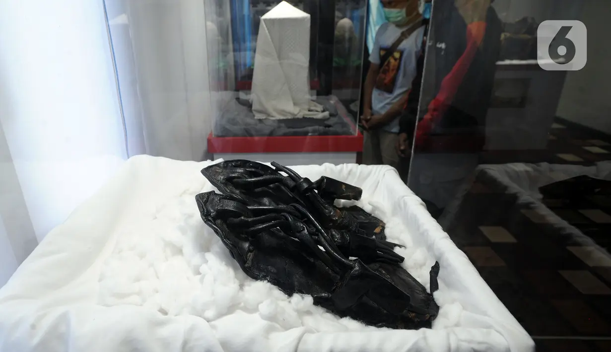 Alas kaki peninggalan Nabi Muhammad SAW dipamerkan dalam pameran artefak asli Rasulullah di Masjid Jami At-Taqwa, Sukamaju, Depok, Jawa Barat, Selasa (29/12/2020). Pameran ini dalam rangka meningkatkan kecintaan kepada Nabi Muhammad SAW. (merdeka.com/Arie Basuki)