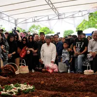 Suasana penguburan korban pembunuhan Pulomas i TPU Tanah Kusir, Jakarta, Rabu (28/12). Tiga jenazah korban pembunuhan yaitu Dodi Triono (59), Diona Arika (16) dan Dianita Gemma (9). (Liputan6.com/Gempur M Surya)