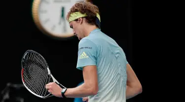 Petenis Jerman, Alexander Zverev memegang raketnya yang rusak seusai menghadapi petenis Korea Selatan, Chung Hyeon di turnamen Australia Terbuka, 20 Januari 2018. Zverev mematahkan raket setelah kalah dalam pertarungan sengit lima set. (AP/Vincent Thian)