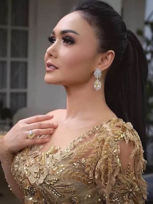 Yuni Shara salah satu perempuan Jawa yang juga ikut merayakan Kartini. Beberapa video singkat dibagikan saat merayakan Hari Kartini bersama anak-anak PAUD dan TK. (Instagram/yunishara36)